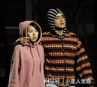 明道牽著兩歲兒子現身上海商場，孩子偏瘦，身上衣服像大了兩個碼