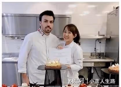 明道牽著兩歲兒子現身上海商場，孩子偏瘦，身上衣服像大了兩個碼