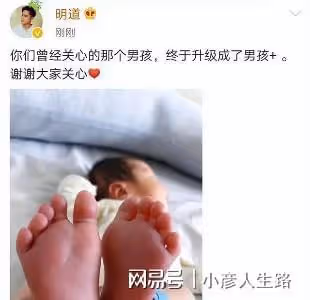明道牽著兩歲兒子現身上海商場，孩子偏瘦，身上衣服像大了兩個碼