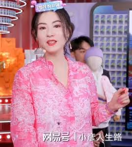 張柏芝直播間非常火爆，自己卻很少說話，全程都由工作人員吆喝