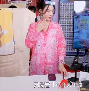 張柏芝直播間非常火爆，自己卻很少說話，全程都由工作人員吆喝