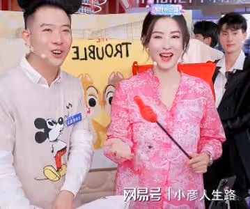 張柏芝直播間非常火爆，自己卻很少說話，全程都由工作人員吆喝