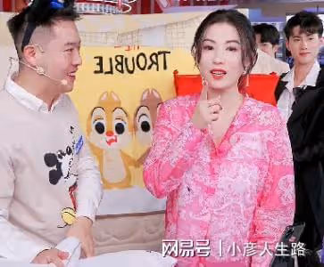 張柏芝直播間非常火爆，自己卻很少說話，全程都由工作人員吆喝