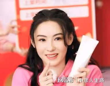 張柏芝直播間非常火爆，自己卻很少說話，全程都由工作人員吆喝