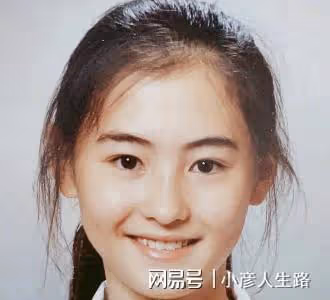 張柏芝直播間非常火爆，自己卻很少說話，全程都由工作人員吆喝