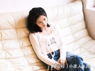 任敏曬沙發照,身材纖細配鏤空衫盡顯妖嬈,與易遙很有反差感
