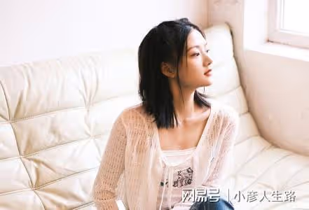 任敏曬沙發照,身材纖細配鏤空衫盡顯妖嬈,與易遙很有反差感