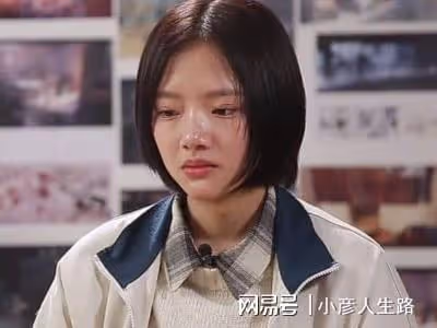 任敏曬沙發照,身材纖細配鏤空衫盡顯妖嬈,與易遙很有反差感