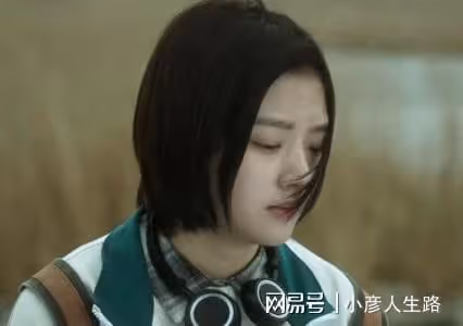 任敏曬沙發照,身材纖細配鏤空衫盡顯妖嬈,與易遙很有反差感