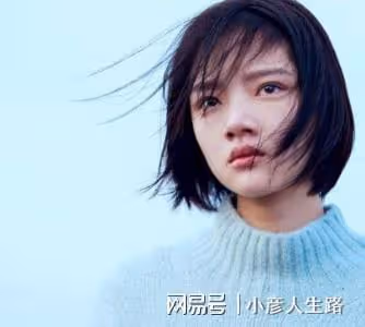 任敏曬沙發照,身材纖細配鏤空衫盡顯妖嬈,與易遙很有反差感