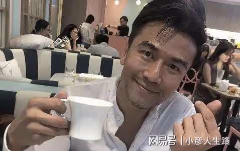 恭喜!香港知名男星與內地女友疑似結婚,年過50歲仍想生小孩