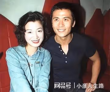 恭喜!香港知名男星與內地女友疑似結婚,年過50歲仍想生小孩