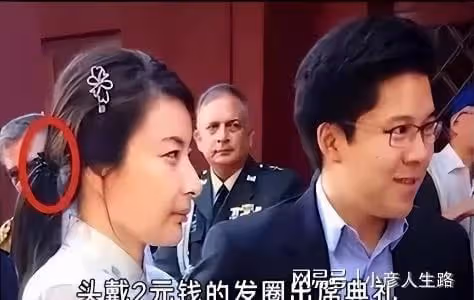 郭晶晶穿5年舊衣，帶2塊錢皮筋受邀國慶閱兵！用眼神護住霍家家規