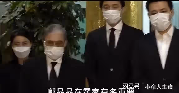 郭晶晶穿5年舊衣,帶2塊錢皮筋受邀國慶閱兵!用眼神護住霍家家規