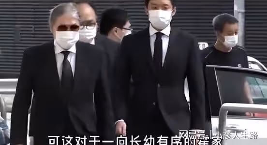 郭晶晶穿5年舊衣,帶2塊錢皮筋受邀國慶閱兵!用眼神護住霍家家規