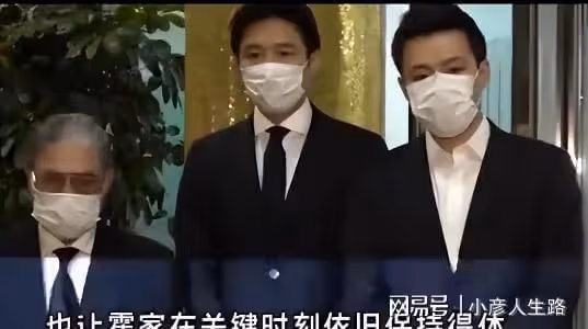 郭晶晶穿5年舊衣,帶2塊錢皮筋受邀國慶閱兵!用眼神護住霍家家規