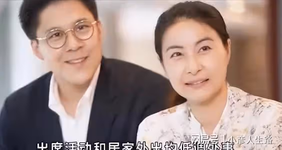 郭晶晶穿5年舊衣,帶2塊錢皮筋受邀國慶閱兵!用眼神護住霍家家規
