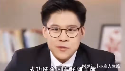 郭晶晶穿5年舊衣,帶2塊錢皮筋受邀國慶閱兵!用眼神護住霍家家規