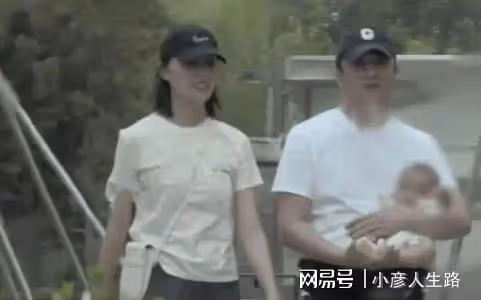 一個像爸,一個像媽,李嫣和竇靖童,差距越來越大了