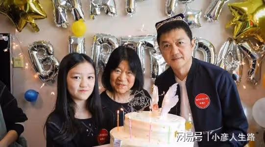 一個像爸,一個像媽,李嫣和竇靖童,差距越來越大了