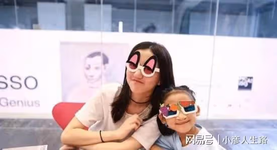 一個像爸,一個像媽,李嫣和竇靖童,差距越來越大了