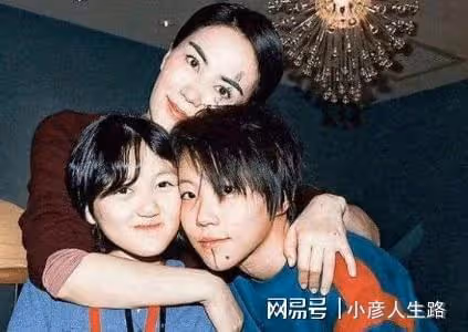 一個像爸,一個像媽,李嫣和竇靖童,差距越來越大了