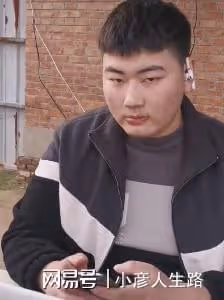 我們冤枉陳亞男了？大衣哥兒子在駕校被拍，全程玩手機不學習