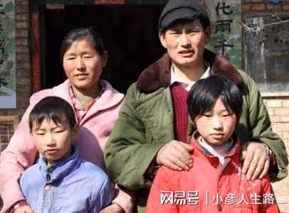 我們冤枉陳亞男了？大衣哥兒子在駕校被拍，全程玩手機不學習