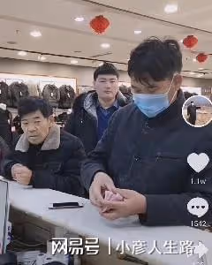 我們冤枉陳亞男了？大衣哥兒子在駕校被拍，全程玩手機不學習