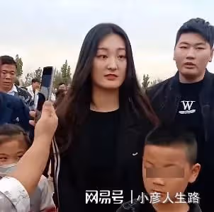 我們冤枉陳亞男了？大衣哥兒子在駕校被拍，全程玩手機不學習
