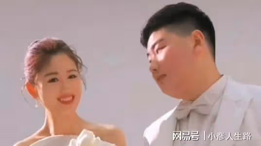我們冤枉陳亞男了？大衣哥兒子在駕校被拍，全程玩手機不學習