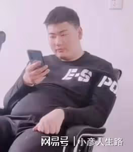 我們冤枉陳亞男了？大衣哥兒子在駕校被拍，全程玩手機不學習