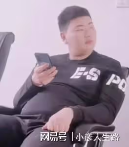 我們冤枉陳亞男了?大衣哥兒子在駕校被拍,全程玩手機不學習
