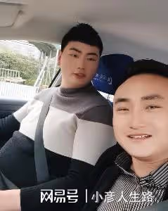 我們冤枉陳亞男了?大衣哥兒子在駕校被拍,全程玩手機不學習
