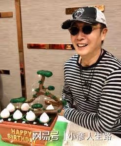 劉松仁低調迎73歲生日,中風後需拄拐出行,與空姐太太做丁克夫妻