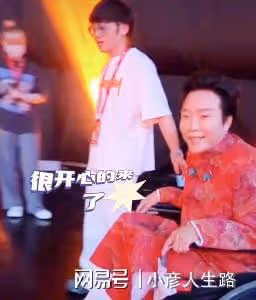 44歲的李玉剛怎麼了？坐著輪椅錄製節目，起身走路還需要人攙扶！