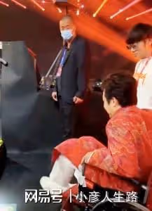44歲的李玉剛怎麼了？坐著輪椅錄製節目，起身走路還需要人攙扶！