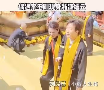 44歲的李玉剛怎麼了？坐著輪椅錄製節目，起身走路還需要人攙扶！