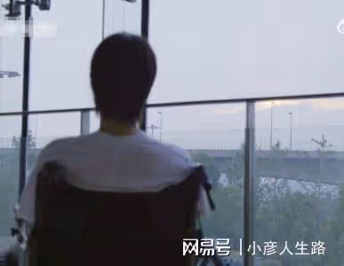 44歲的李玉剛怎麼了?坐著輪椅錄製節目,起身走路還需要人攙扶!