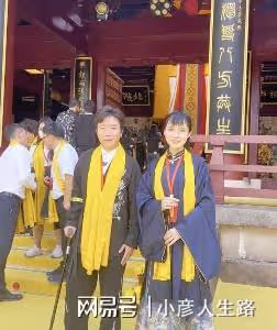 44歲的李玉剛怎麼了?坐著輪椅錄製節目,起身走路還需要人攙扶!