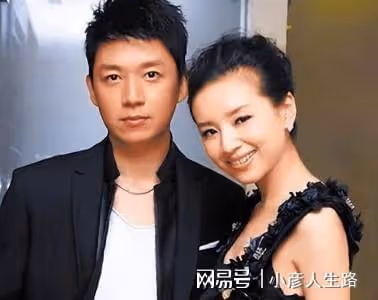 48歲潘粵明帶小10歲女友聚餐,穿拖鞋現身小飯店,相戀5年疑同居