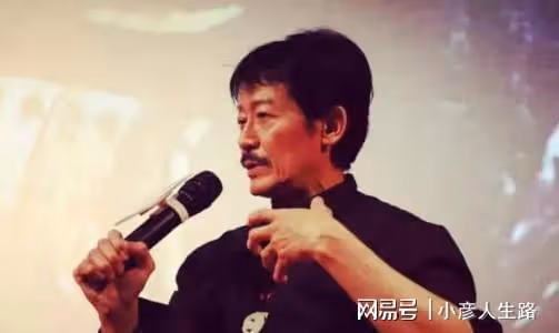 70歲港星開遊艇派對,和性感美女熱舞,定居內地堅決不移民