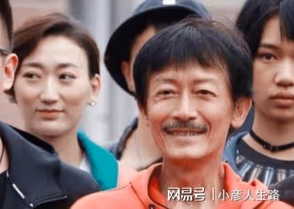70歲港星開遊艇派對,和性感美女熱舞,定居內地堅決不移民