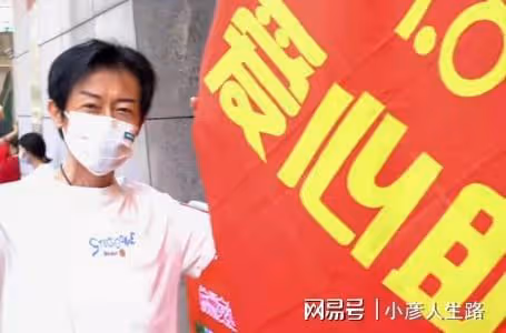 70歲港星開遊艇派對,和性感美女熱舞,定居內地堅決不移民