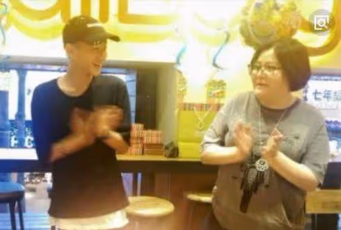 她捧紅王菲那英!冒險從黑道手中「救下林志玲」 卻幫人「養18年兒子」56歲至今未婚