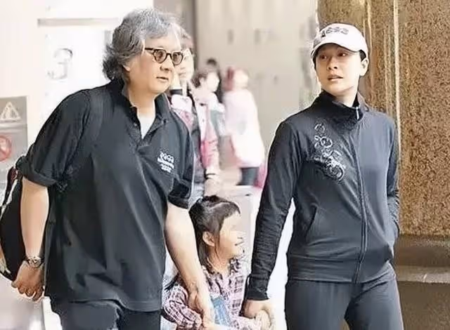 香港知名女星一家近照曝光!大11歲丈夫滿頭白髮,遭調侃成父女戀