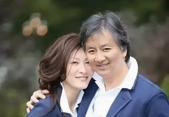 香港知名女星一家近照曝光!大11歲丈夫滿頭白髮,遭調侃成父女戀
