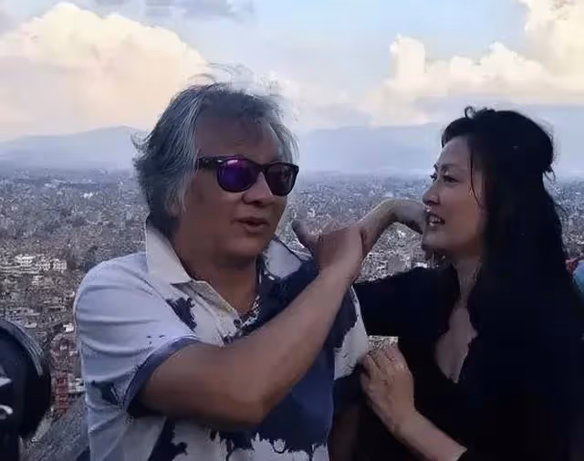 香港知名女星一家近照曝光!大11歲丈夫滿頭白髮,遭調侃成父女戀