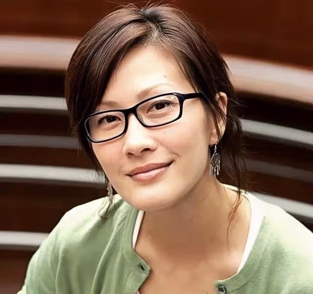 香港知名女星一家近照曝光!大11歲丈夫滿頭白髮,遭調侃成父女戀
