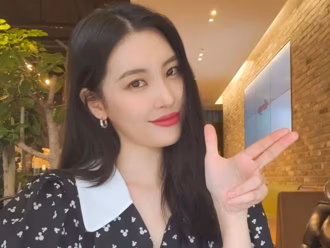 她是韓國頂級「美腿」,五官酷似劉亦菲,果然美人大多相似!